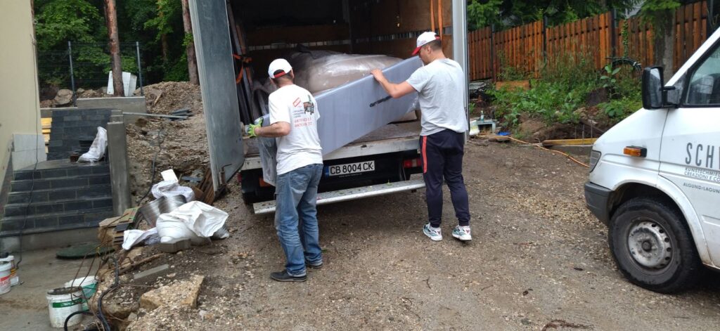 Сваляне на мебелите от камиона на хамалите бг